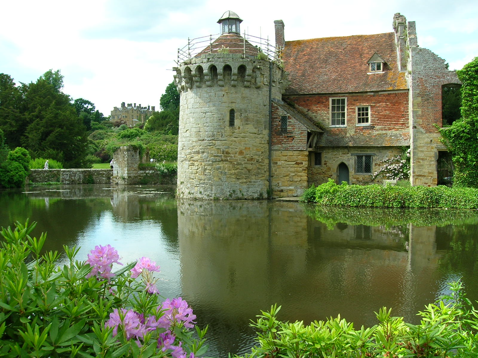 Scotney Castle - Sisley GardenTours